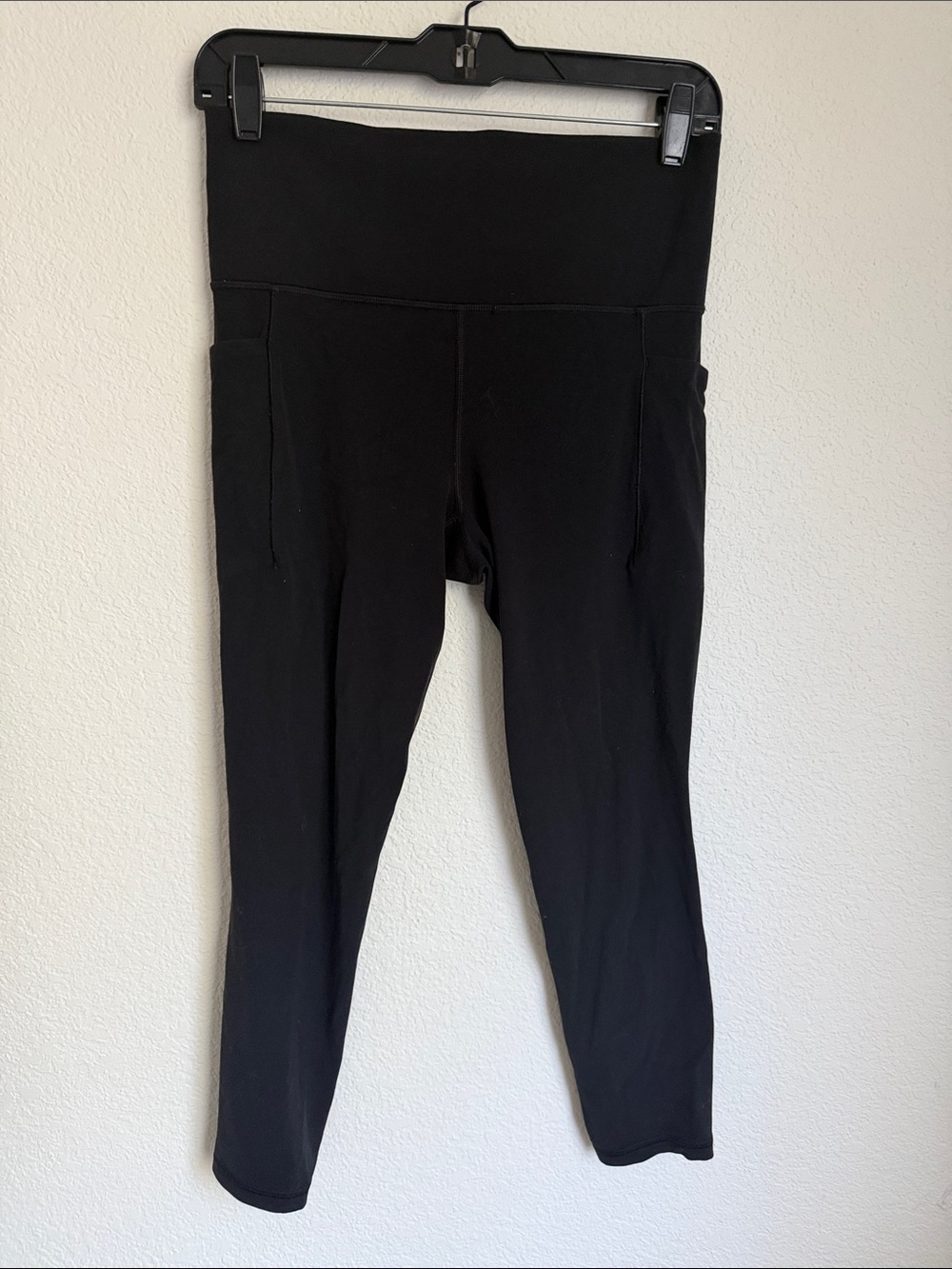 Athleta Black Salutation Stash Pocket 7/8 Tight size medium